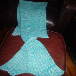 Mermaid tail blanket 53" L & mermaid charm